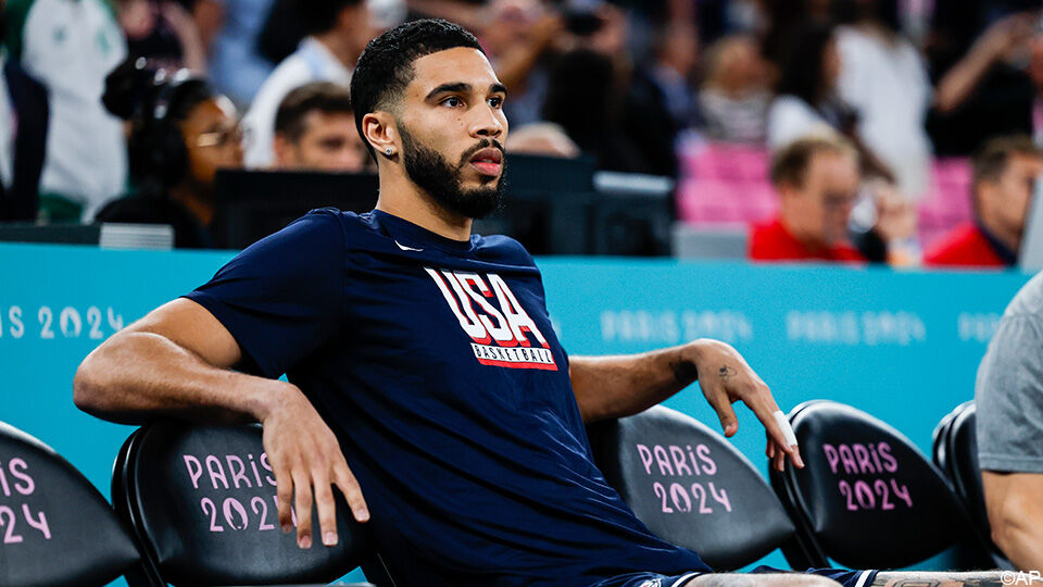 Een beeld dat we de zomer vaak gezien hebben: Jayson Tatum op de bank bij Team USA.