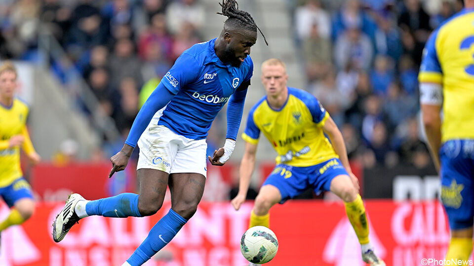 Genk-spits Tolu in actie tegen STVV.