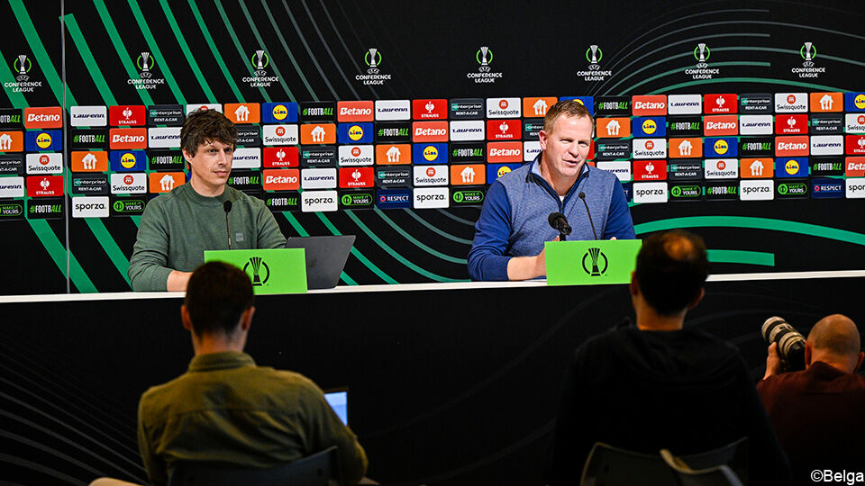 Gent-coach Wouter Vrancken met communicatiemanager Tom Vandenbulcke aan zijn zijde.