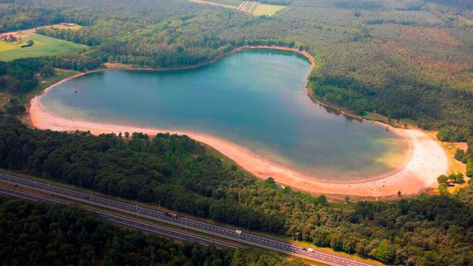 Heerderstrand is een recreatieplas aan een snelweg.