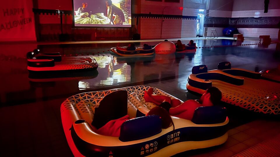 Zwembad van Bornem omgetoverd tot 'divein cinema' voor Halloween "Al