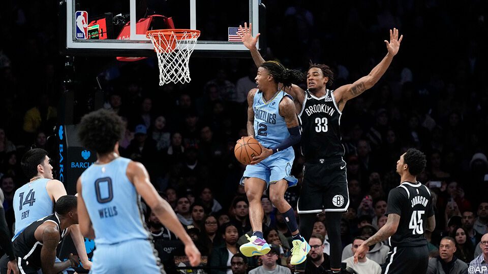 Ja Morant zet Brooklyn-speler Nic Claxton in de wind met een 360 lay-up.