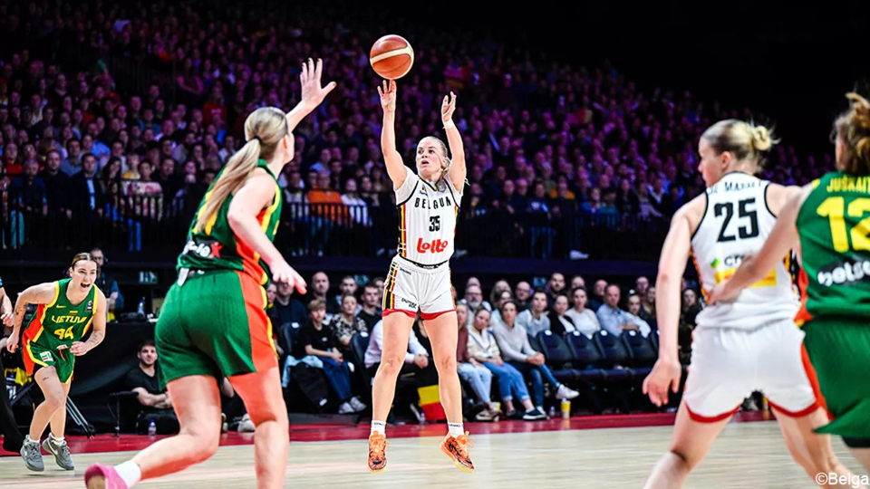 Julie Vanloo delivered four three-pointers for the Cats