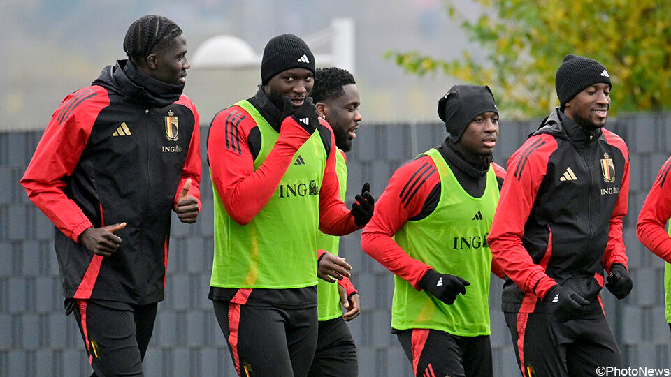 Amadou Onana (l) keuvelt met Romelu Lukaku.