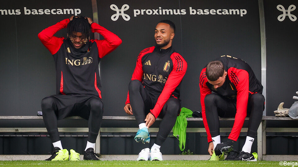 Debutanten Samuel Mbangula (l) en Killian Sardella (m) maken zich op voor de training, samen met Zeno Debast.