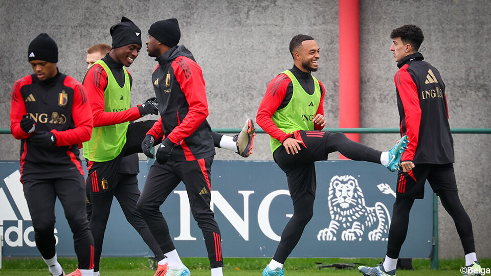 Albert Sambi Lokonga en Killian Sardella amuseren zich kostelijk tijdens de warming-up.