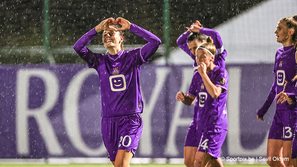 De vrouwen van Anderlecht vieren.