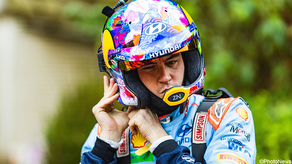 Thierry Neuville met zijn speciale WK-helm.