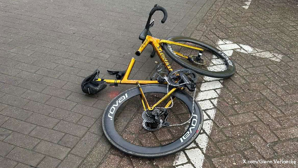 Het kader van Evenepoels fiets brak in tweeën.