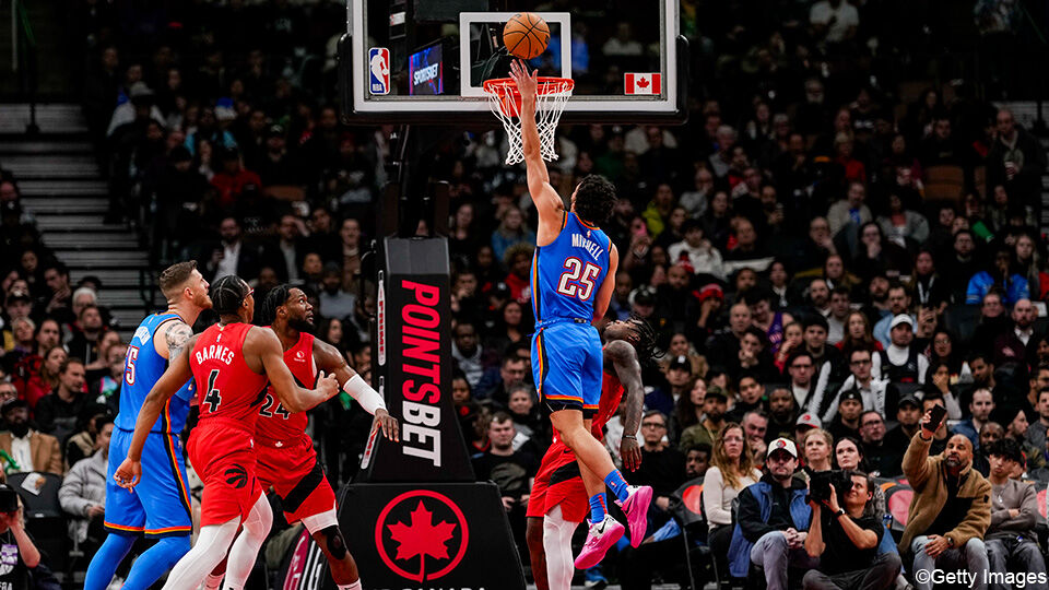 Ajay Mitchell met een lay-up tegen Toronto.