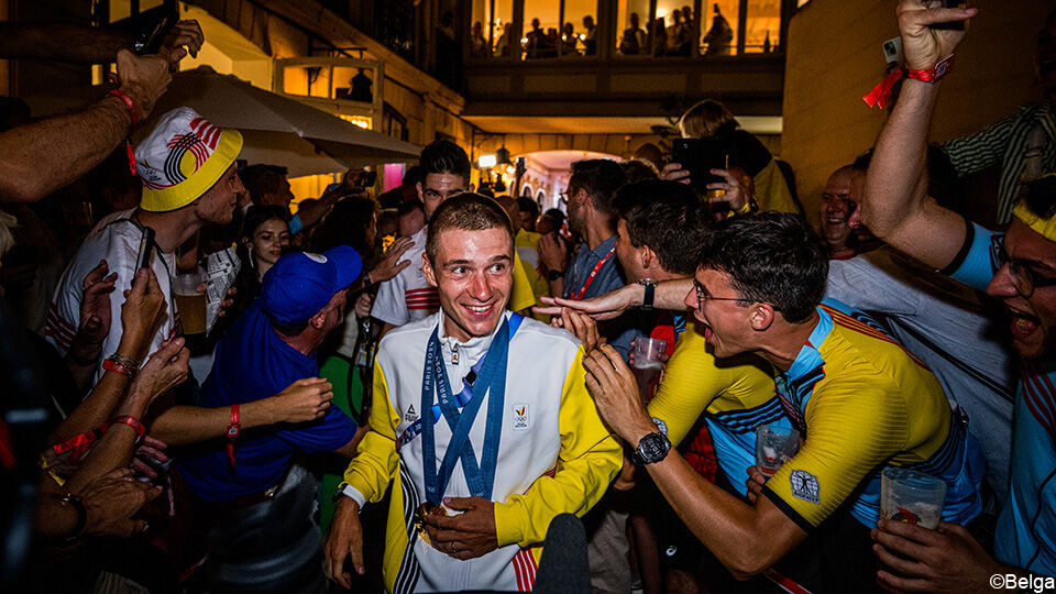 De erehaag voor Remco Evenepoel na zijn dubbele gouden medaille in Parijs.