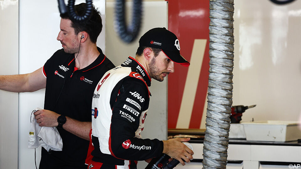 Esteban Ocon in de garage van Haas.