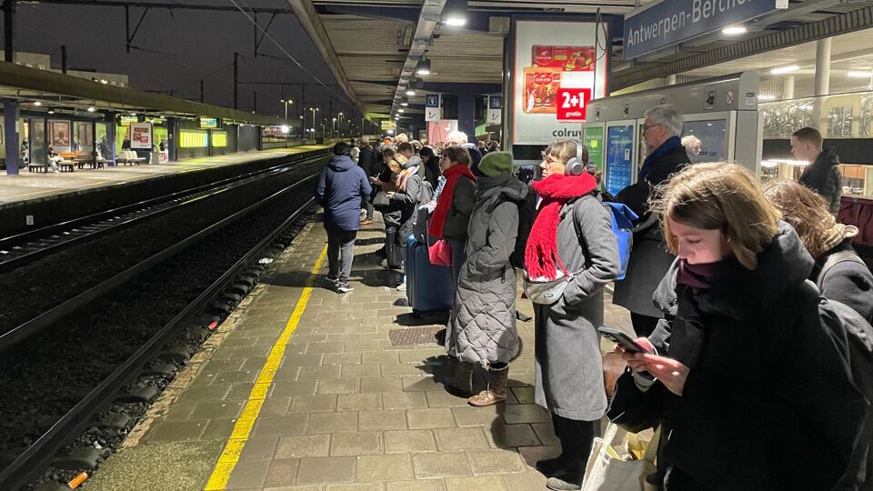 Van staan op de trein tot meer treinen per uur: pendelaars wennen aan ...
