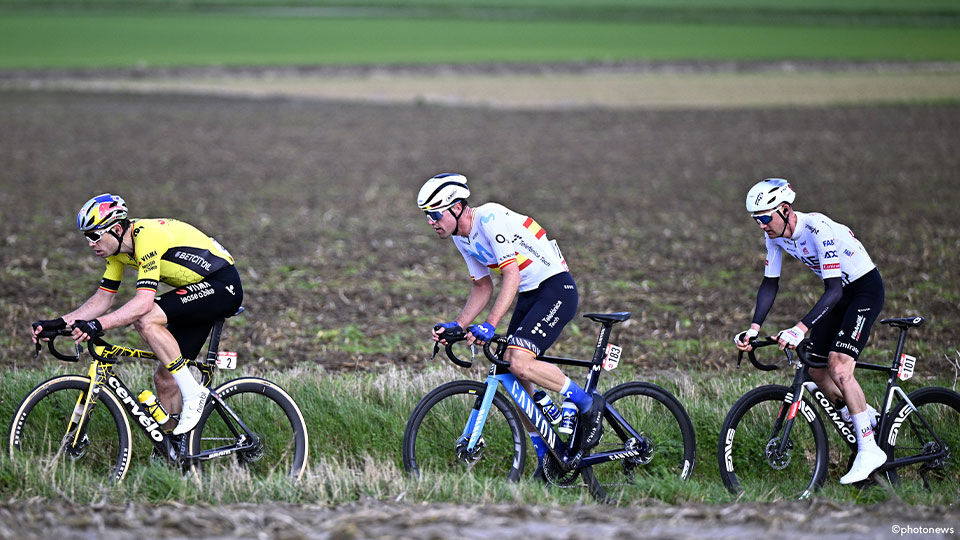 Oier Lazkano in het spoor van Wout van Aert tijdens Kuurne-Brussel-Kuurne.