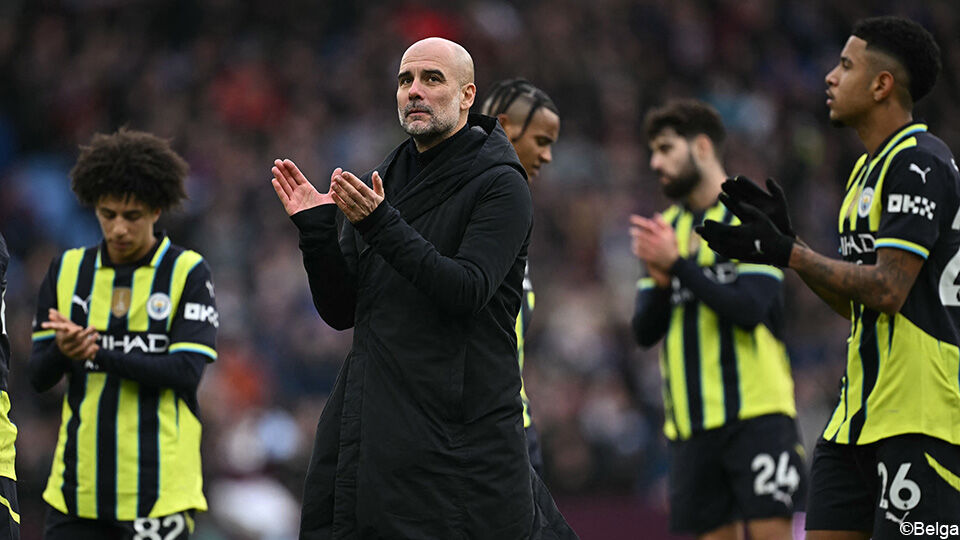 Pep Guardiola en zijn spelers na de nederlaag bij Aston Villa.