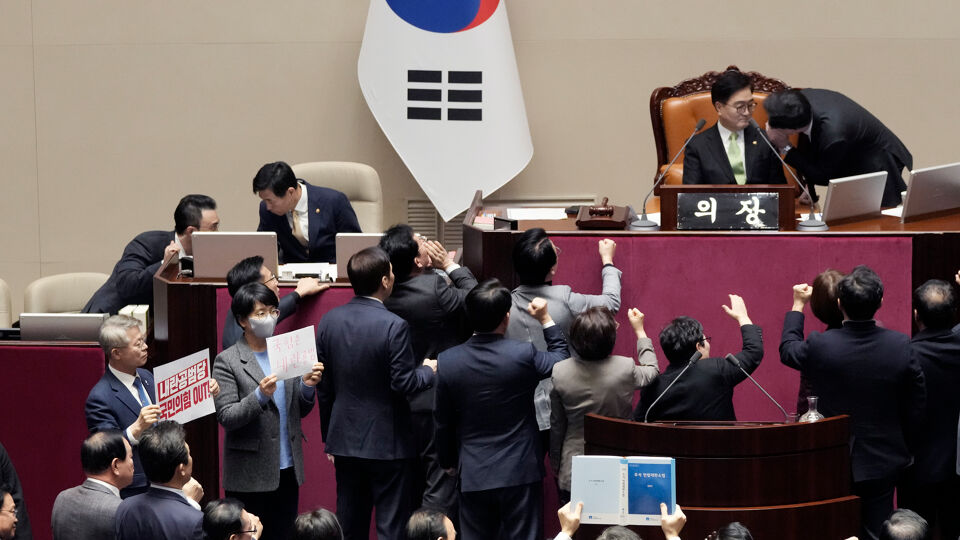 De stemming in het parlement verliep chaotisch.