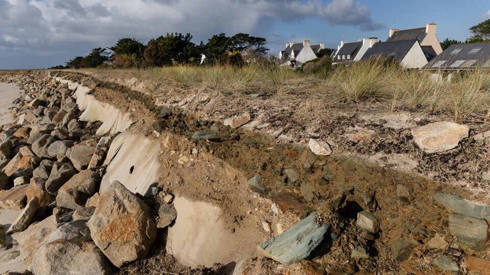 De duinenrij werd versterkt, maar komt steeds meer onder druk te staan. 