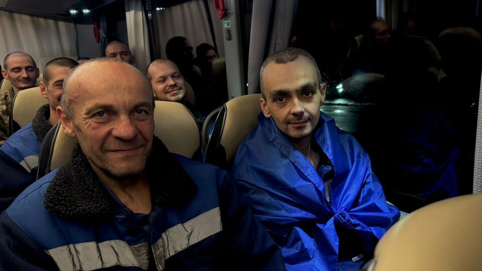 De Oekraïense krijgsgevangenen op een bus