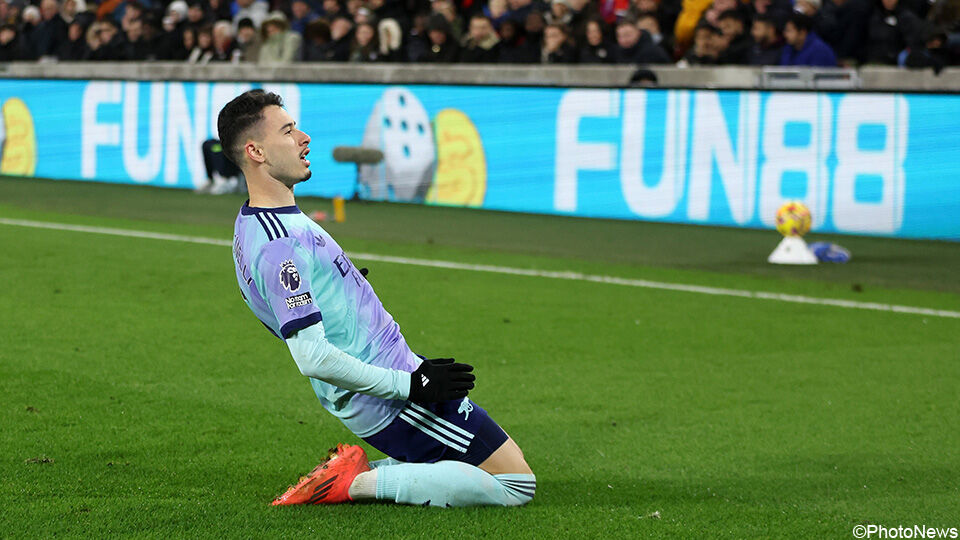 Gabriel Martinelli viert zijn doelpunt.
