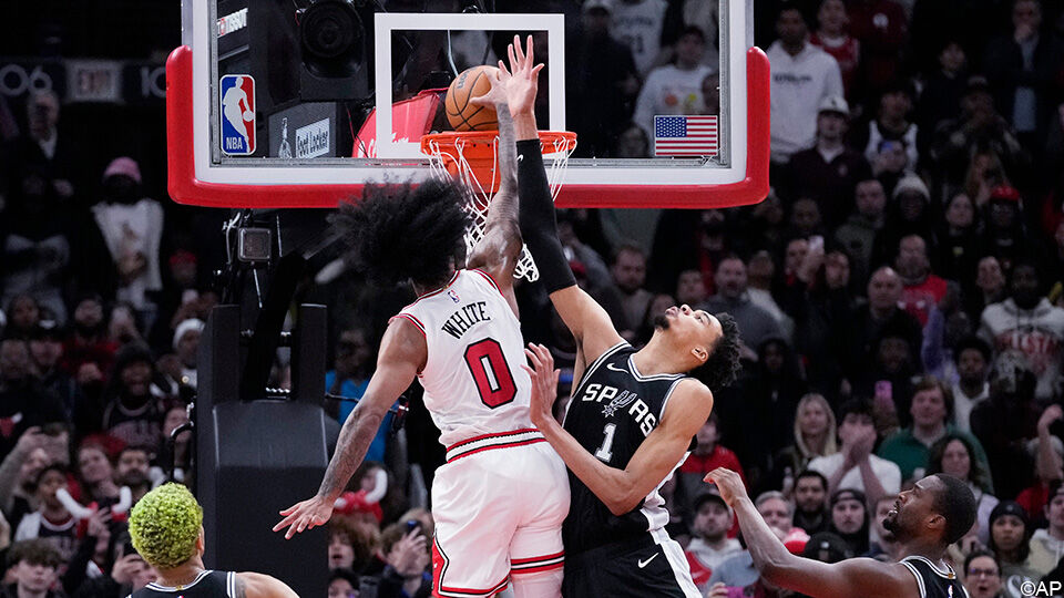 Met een geweldige dunk plaatste Chicago-guard Coby White het orgelpunt.