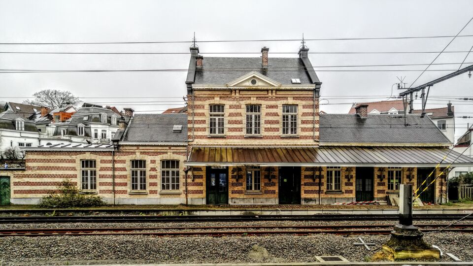 Der Bahnhof von Watermaal-Bosvoorde steht leer und sieht eher trostlos aus