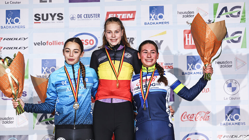 Zita Peeters, Sanne Laurijssen en Melanie Lemmens op het podium.