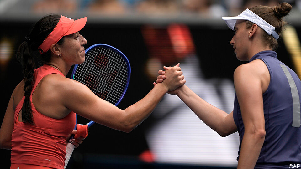 Jessica Pegula en Elise Mertens schudden elkaar na afloop de hand.