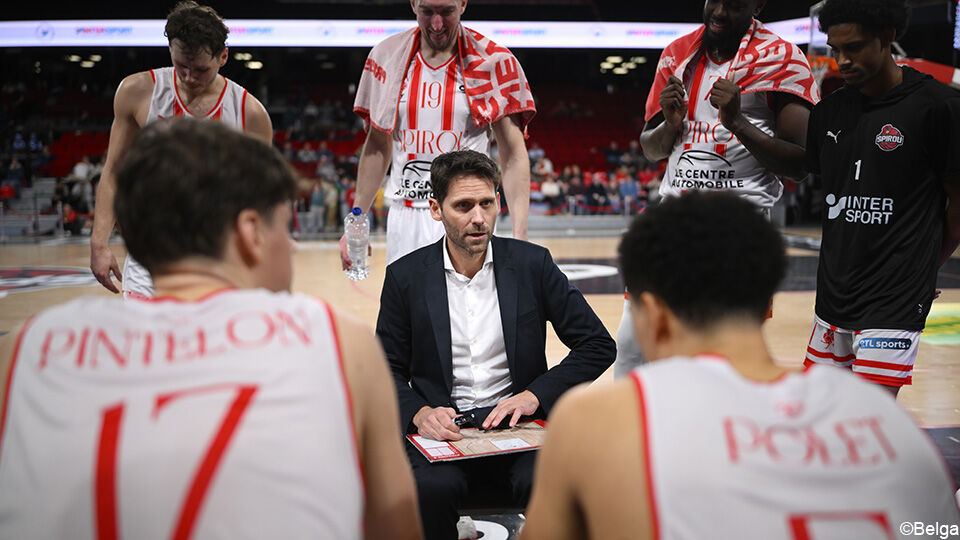 Charleroi-coach Sam Rotsaert geeft instructies aan zijn spelers.