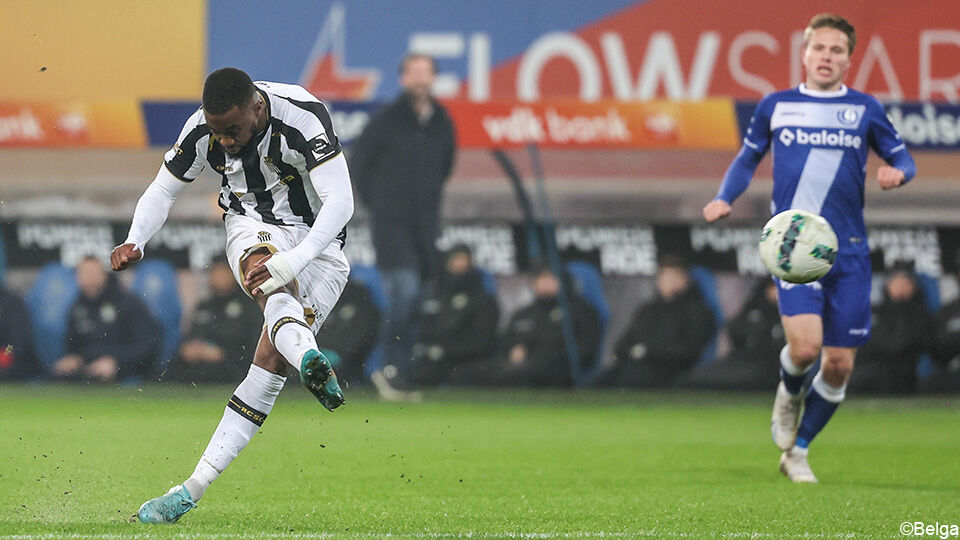 Met een heerlijke knal bezorgde Mbenza de 0-1 voor Charleroi.