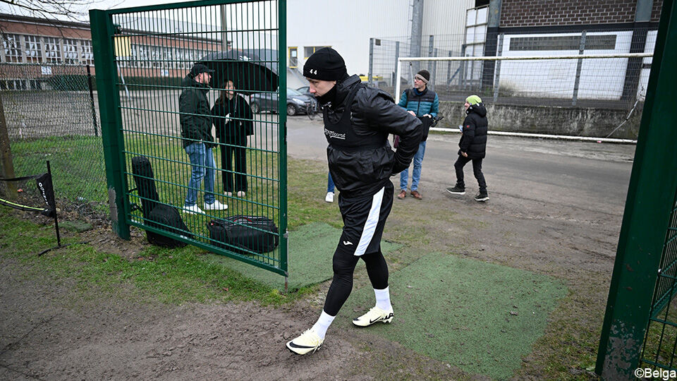 Radja Nainggolan betreedt het trainingsveld.