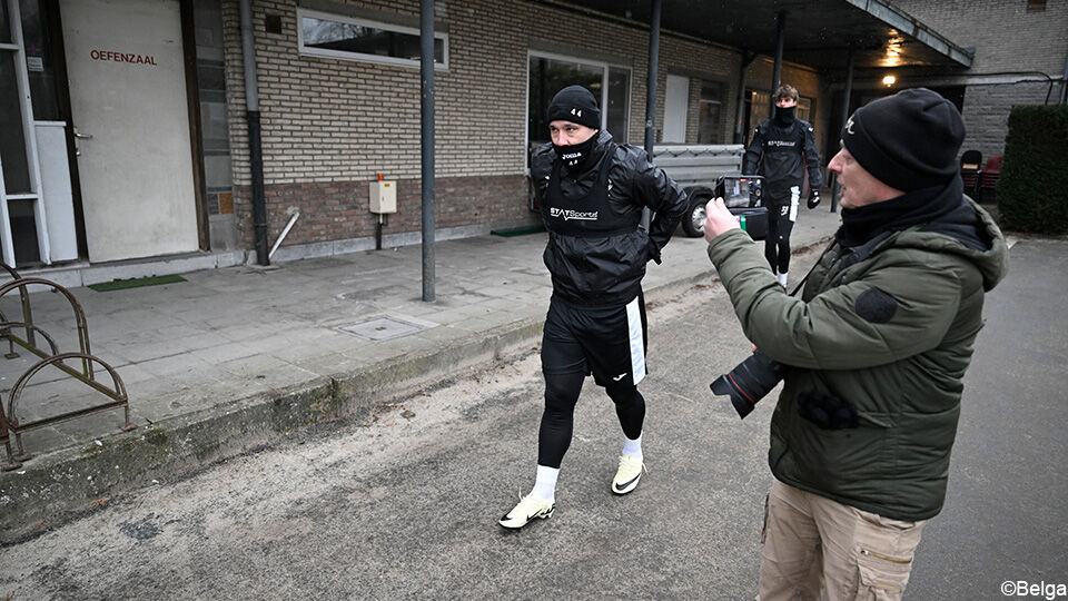 Radja Nainggolan maakt zich op voor zijn eerste training bij Lokeren-Temse.