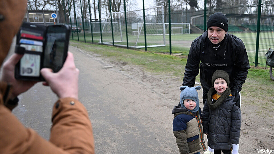 Voor de eerste training gaat hij nog snel even op de foto met twee piepjonge fans.