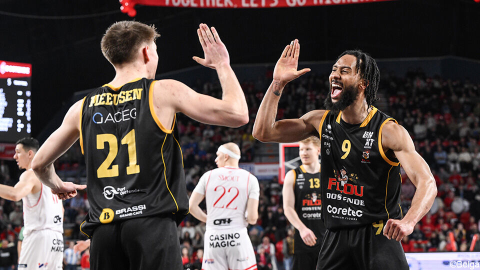 Een high-five tussen Noah Meeusen en Davion Mintz.