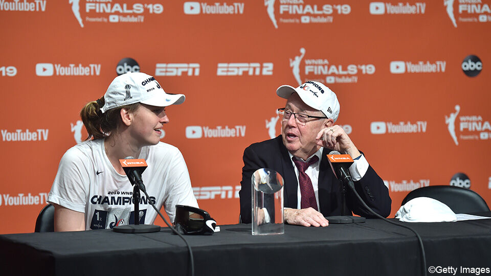 Emma Meesseman naast Mike Thibault na het behalen van de WNBA-titel in 2019.