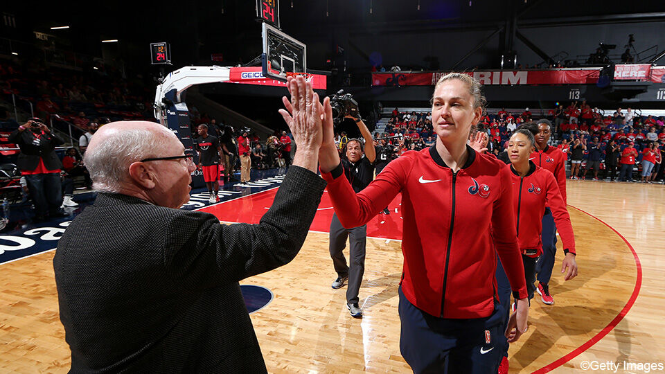 Mike Thibault met Emma Meesseman bij de Washington Mystics.