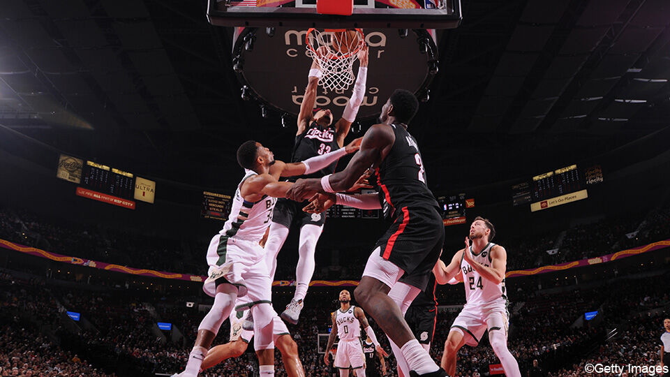 Toumani Camara ramt de bal over Giannis Antetokounmpo door de ring.