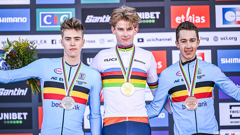 Kay De Bruyckere en Jente Michels flankeren Tibor Del Grosso op het WK-podium.