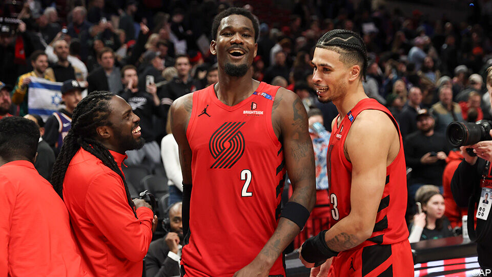 Toumani Camara (r) met uitblinker Deandre Ayton.