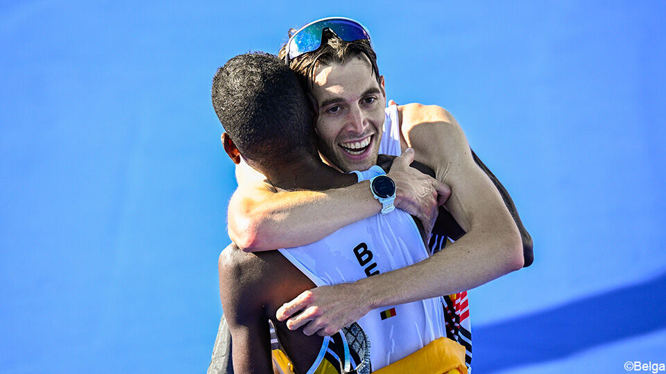 Michael Somers omhelst Bashir Abdi na de olympische marathon in Parijs.