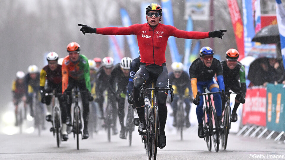 Arnaud De Lie versloeg Arnaud Démare met een machtige sprint.