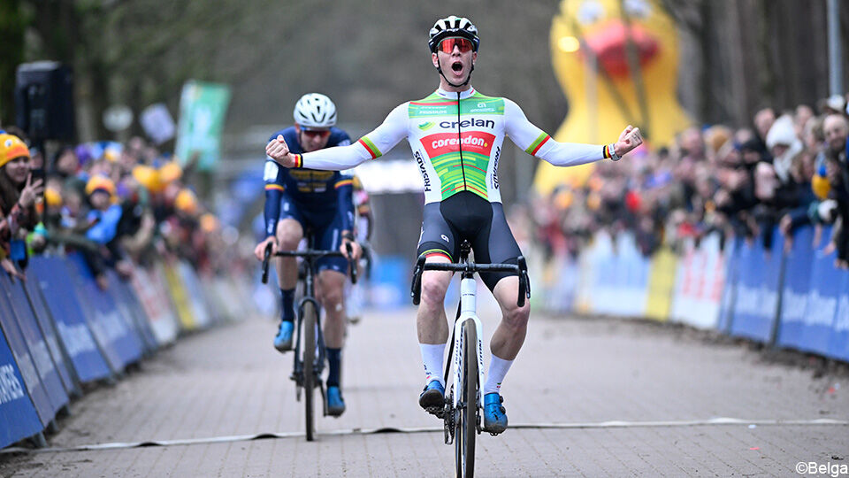 Joris Nieuwenhuis stuift door het zand.