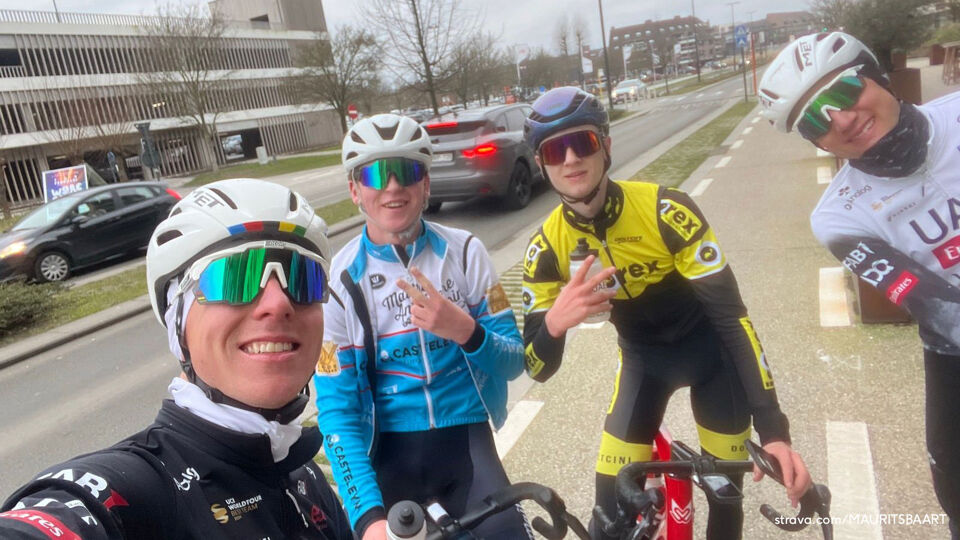 Wereldkampioen Pogacar en Wellens gingen graag op de foto met 2 Belgische junioren.