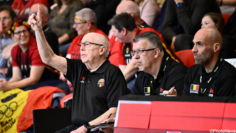 Sven Van Camp (r), naast coach Mike Thibault (l) en assistent Pascal Angillis.