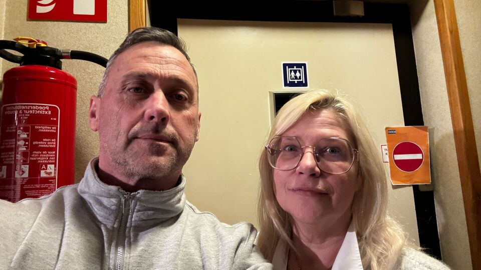 Sabine (56) uit Hasselt dreigt maand vast te zitten op appartement door ... Sabine (56) uit Hasselt dreigt maand vast te zitten op appartement door ...