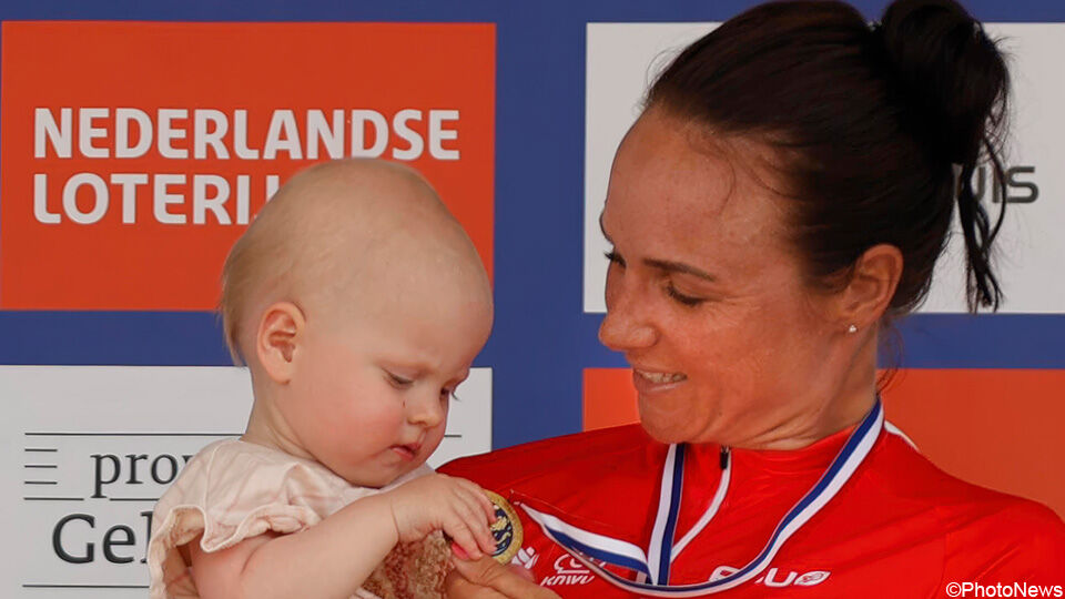 Chantal van den Broek-Blaak op het podium van het NK 2024, met haar dochtertje Noa.