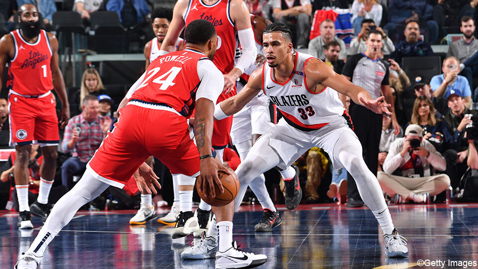 Toumani Camara zit LA Clippers-speler Norman Powell op de huid.