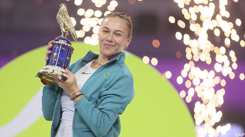 Amanda Anisimova pronkt met de trofee in Qatar.