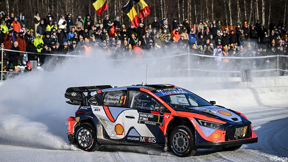 De Belgische fans in Zweden zien Neuville passeren.