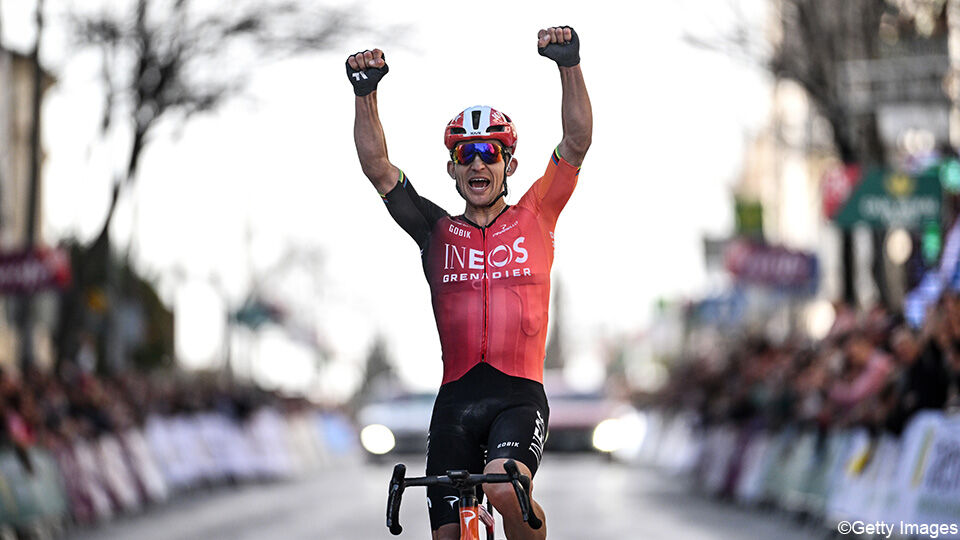 Kwiatkowski sloeg toe op 12 kilometer van de finish en kwam solo aan.