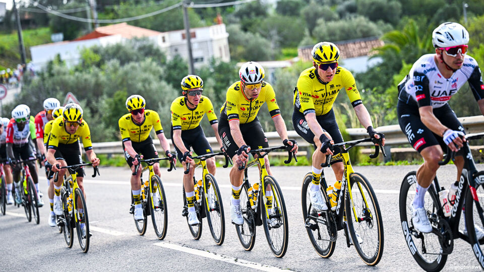 Wout van Aert en zijn ploegmaats in actie in Portugal.